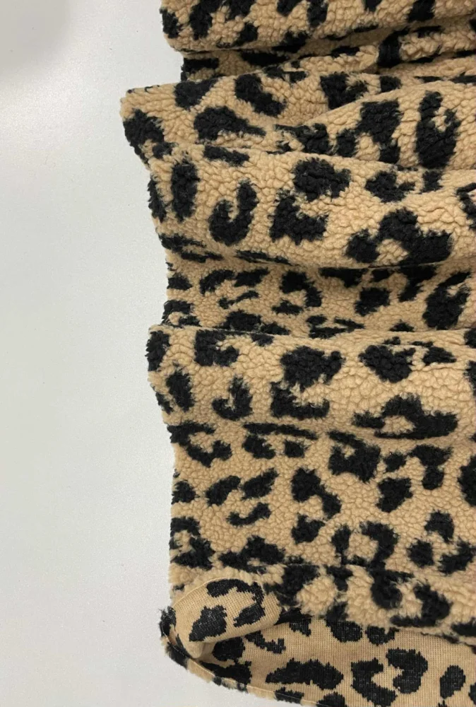 Vaikiška teddy striukė – juoda – audinio spalvos ir tekstūros detalė 5 – SANDRÉ