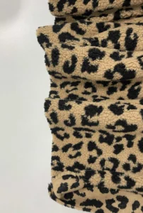 Vaikiška teddy striukė – juoda – audinio spalvos ir tekstūros detalė 5 – SANDRÉ