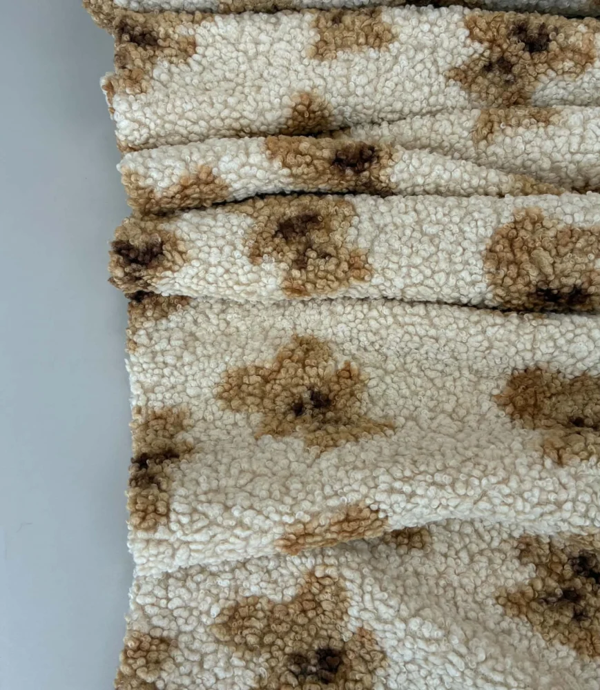 Vaikiška teddy striukė – juoda – audinio spalvos ir tekstūros detalė – SANDRÉ