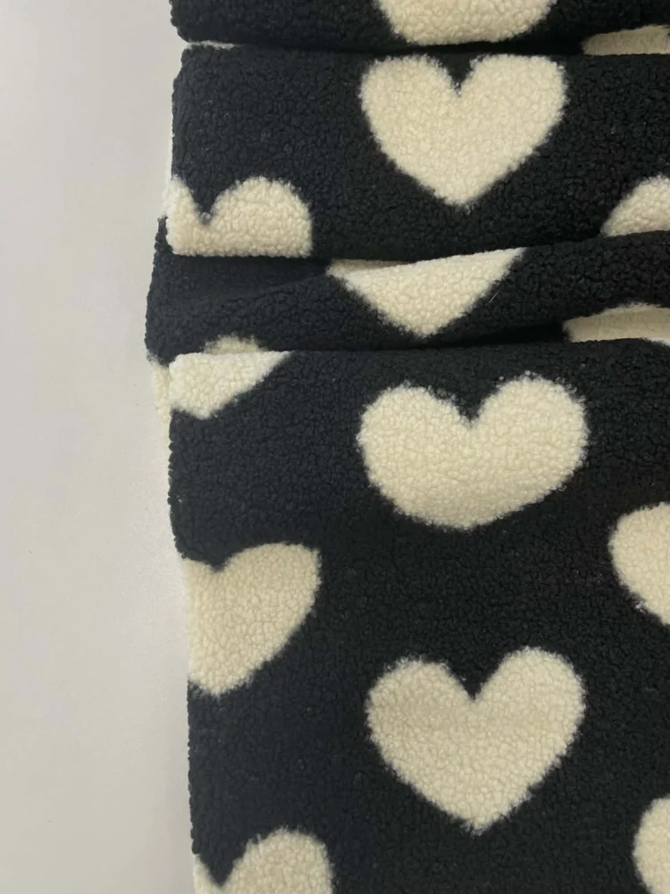 Vaikiška teddy striukė – juoda – audinio spalvos ir tekstūros detalė 3 – SANDRÉ