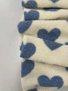 Vaikiška teddy striukė – juoda – audinio spalvos ir tekstūros detalė 4 – SANDRÉ