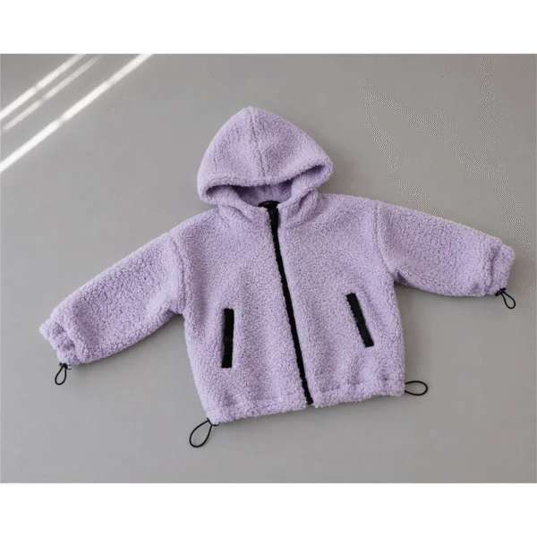 Vaikiška teddy striukė – alyvinė su juodomis striukinio audinio detalėmis – SANDRÉ