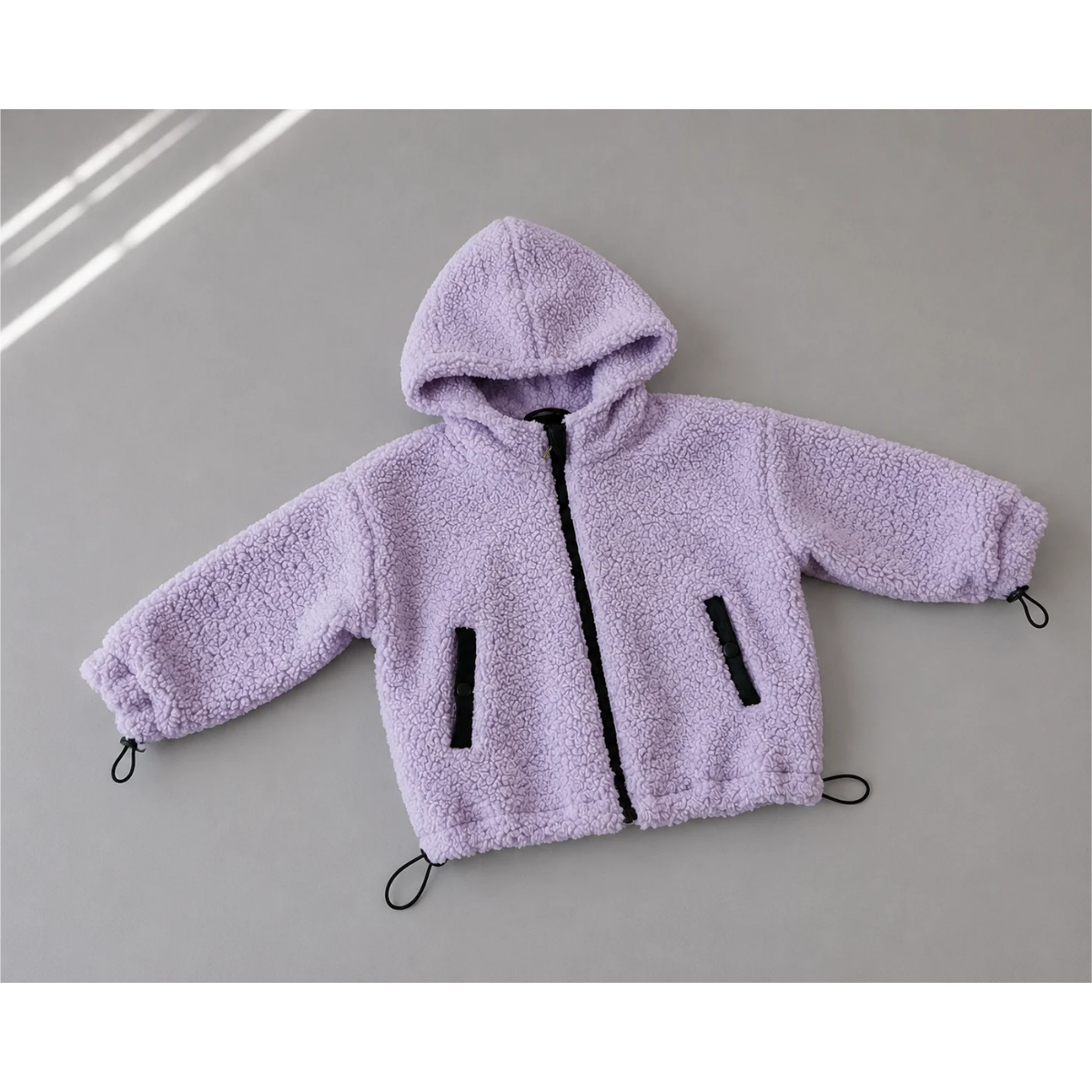 Vaikiška teddy striukė – alyvinė su juodomis striukinio audinio detalėmis – SANDRÉ