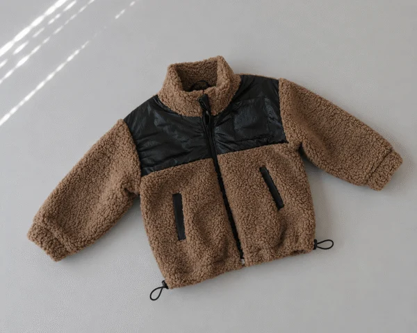 Vaikiška teddy striukė – kapučino su juodomis striukinio audinio detalėmis – SANDRÉ