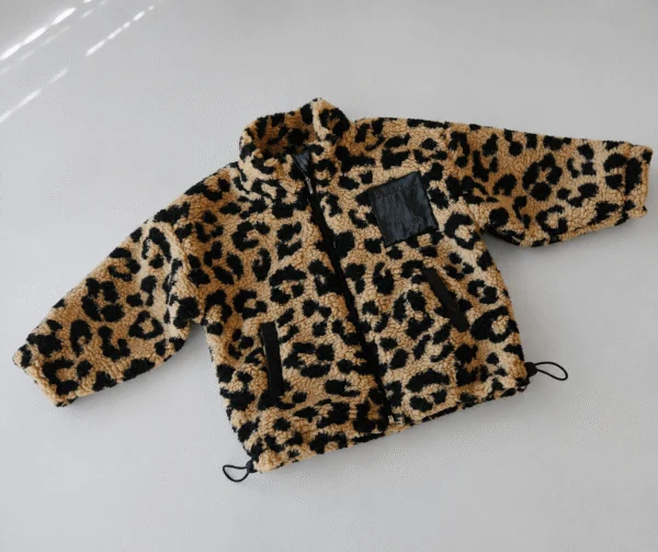 Vaikiška teddy striukė – leopardinė su juodomis striukinio audinio detalėmis – SANDRÉ