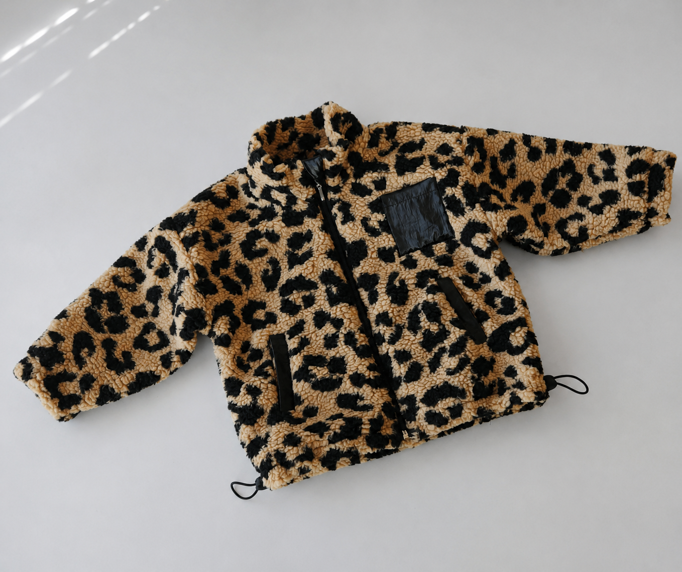 vaikiska-teddy-striuke-leopardine-juodos-detales Vaikiška teddy striukė – leopardinė su juodomis striukinio audinio detalėmis – SANDRÉ