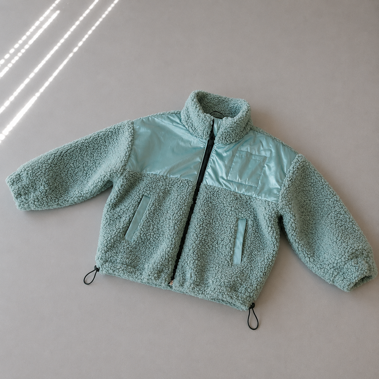 Vaikiška teddy striukė – „Mineral“ su šviesiai mėlynomis striukinio audinio detalėmis – SANDRÉ
