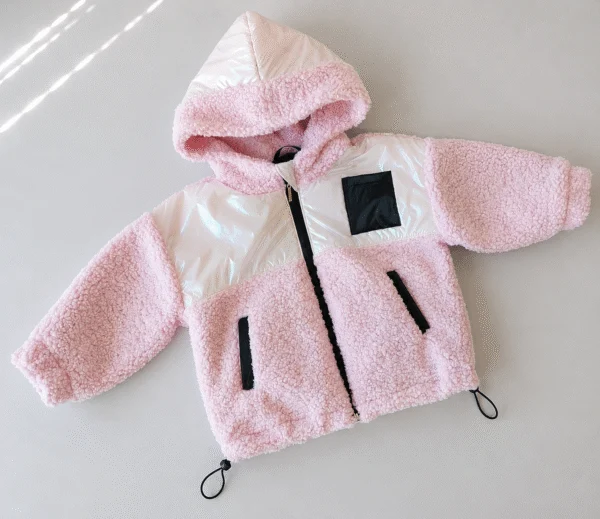 Vaikiška teddy striukė – rožinė su perlamutrinėmis baltomis striukinio audinio detalėmis – SANDRÉ