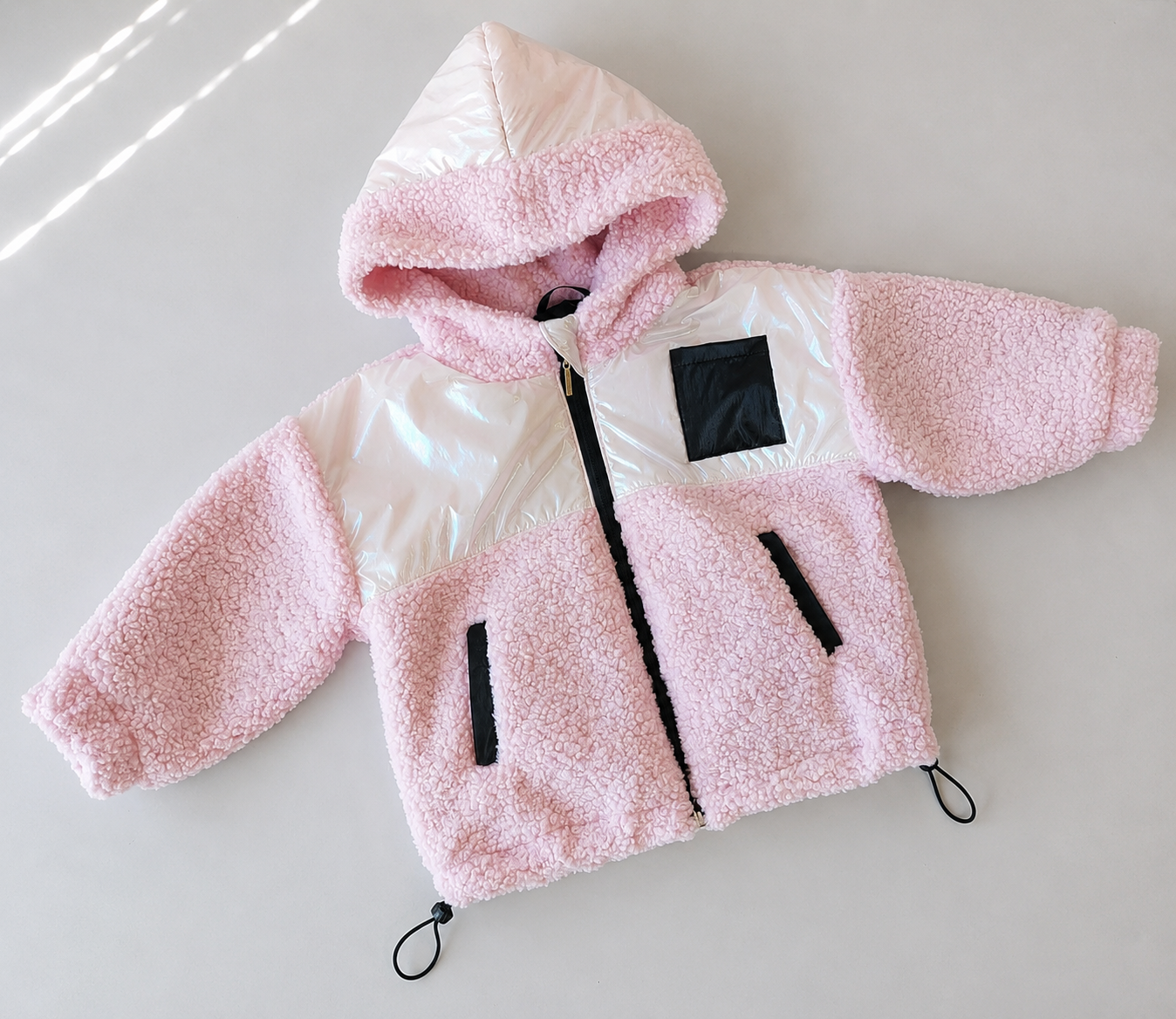 Vaikiška teddy striukė – rožinė su perlamutrinėmis baltomis striukinio audinio detalėmis – SANDRÉ
