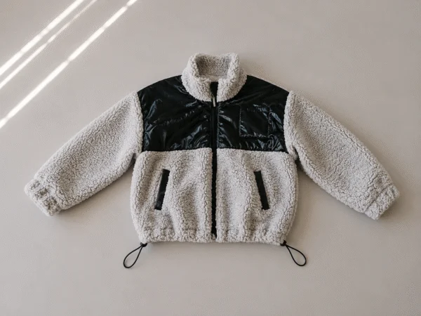 Vaikiška teddy striukė – sidabrinė su juodomis detalėmis – SANDRÉ