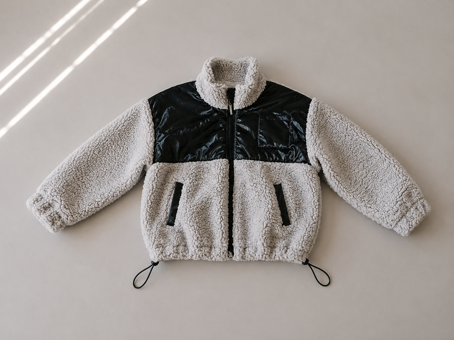 Vaikiška teddy striukė – sidabrinė su juodomis detalėmis – SANDRÉ