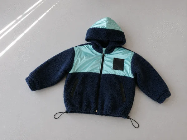 Vaikiška teddy striukė – tamsiai mėlyna su žydromis striukinio audinio detalėmis – SANDRÉ