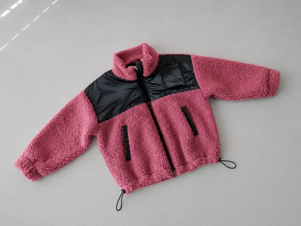 Vaikiška teddy striukė – tamsiai pelenų rožinė su juodomis striukinio audinio detalėmis – SANDRÉ