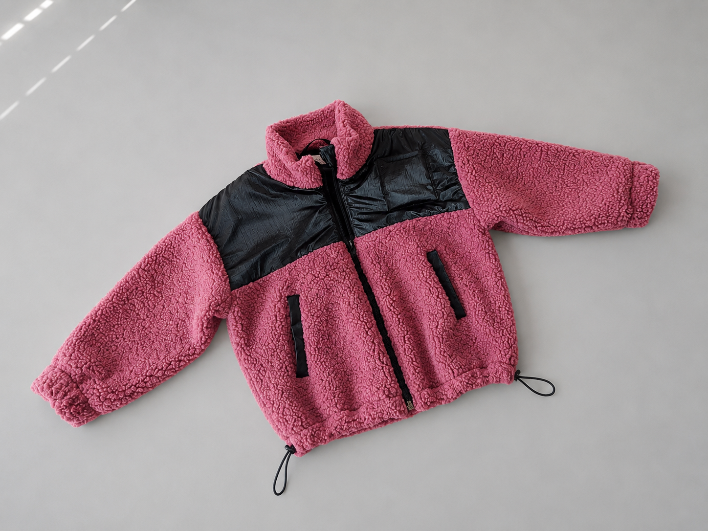 Vaikiška teddy striukė – tamsiai pelenų rožinė su juodomis striukinio audinio detalėmis – SANDRÉ