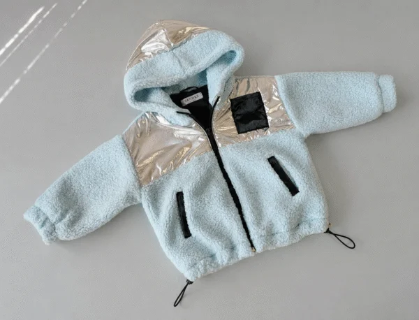 Vaikiška teddy striukė – žydra su sidabrinėmis striukinio audinio detalėmis – SANDRÉ