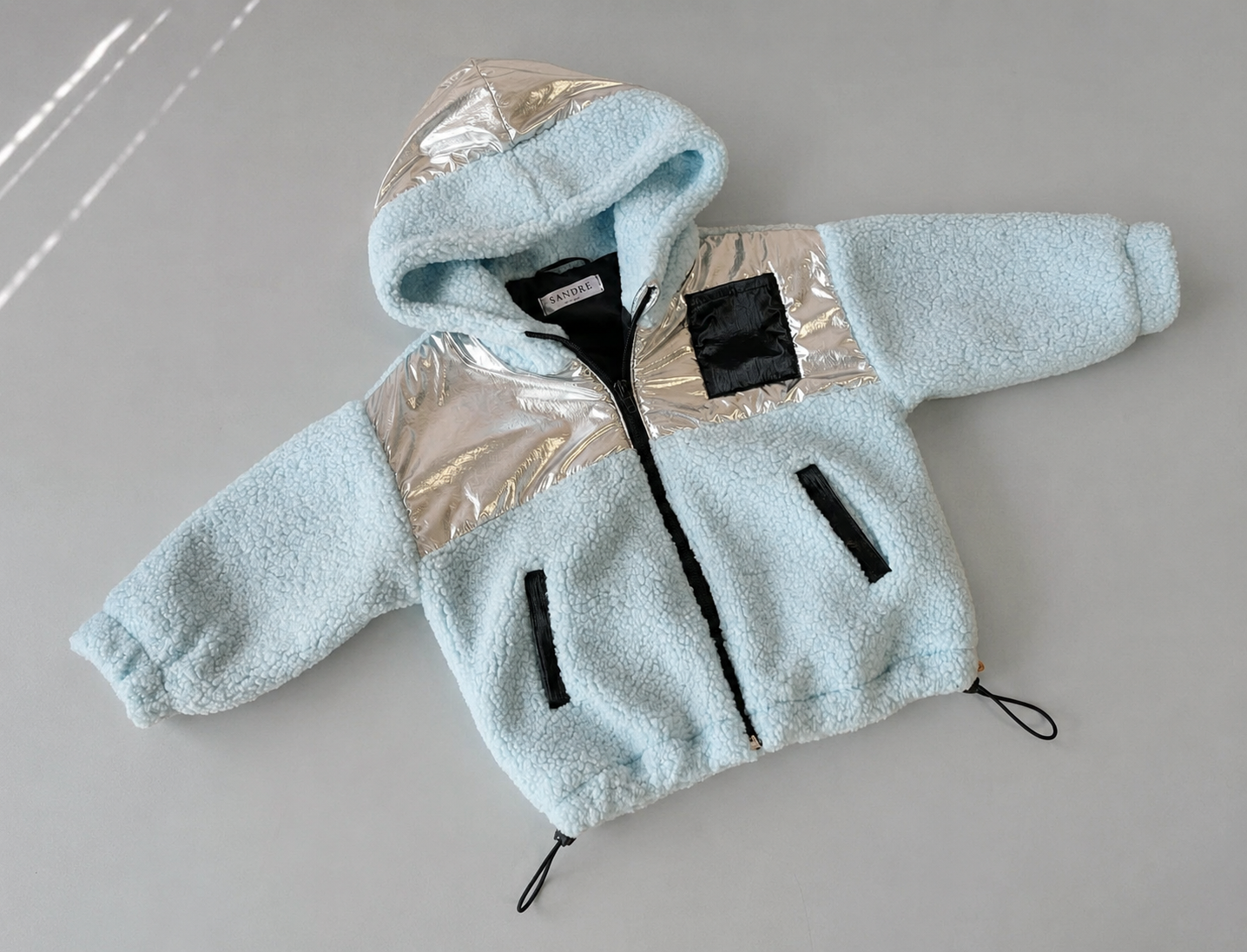 Vaikiška teddy striukė – žydra su sidabrinėmis striukinio audinio detalėmis – SANDRÉ