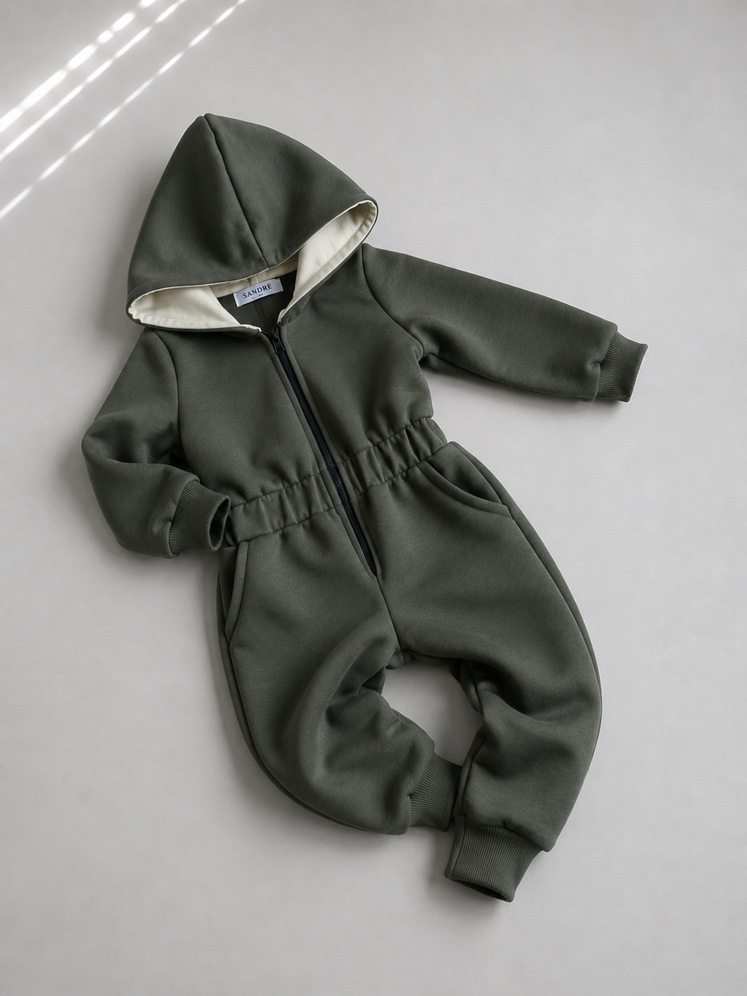 Vaikiškas kombinezonas su pūkeliu – „Cold Khaki“ – SANDRÉ