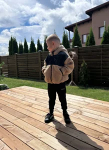 Vaikiška teddy striukė – smėlio spalvos su juodomis detalėmis – papildomas produkto vaizdas 2 – SANDRÉ