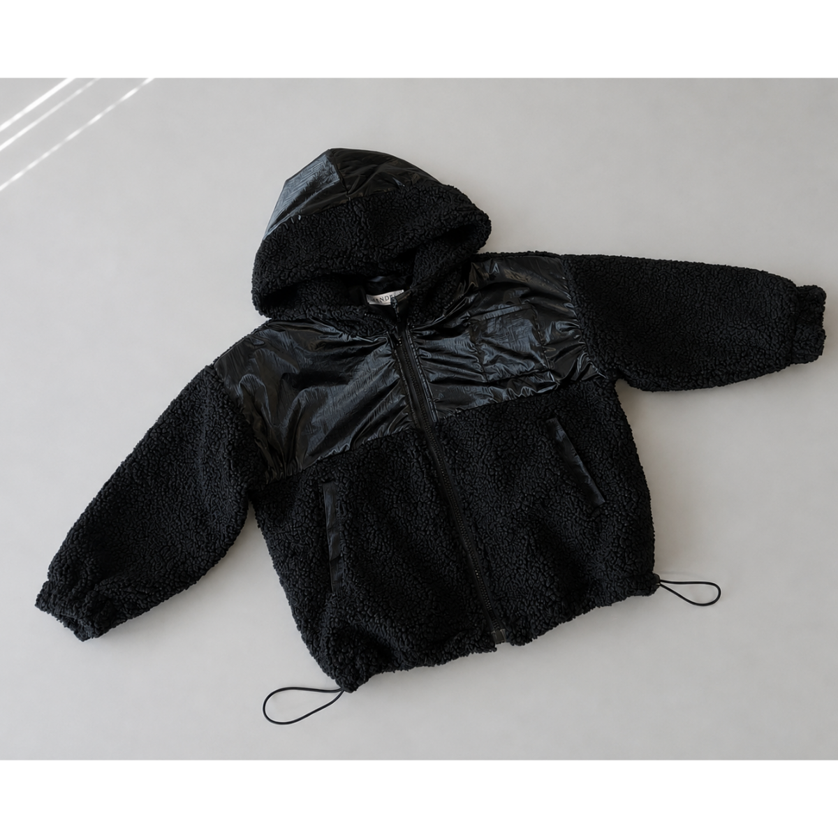vaikiska-teddy-striuke-juoda Vaikiška teddy striukė – juoda su juodomis striukinio audinio detalėmis – SANDRÉ